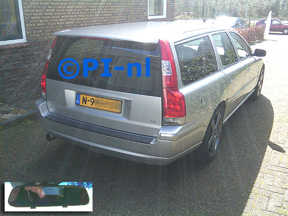 Parkeersensoren (set D 2025) ingebouwd door PI-nl in een Volvo V70 T5 uit 2005. De spiegeldisplay is van de set met bumpercamera en standaard zilveren sensoren.