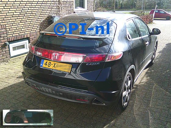 Parkeercamera-set (set 2025) ingebouwd door PI-nl in een Honda Civic hatchback uit 2007. De spiegeldisplay is van de set met bumpercamera.