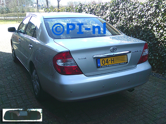 Parkeersensoren (set D 2025) ingebouwd door PI-nl in een Toyota Camry uit 2001. De spiegeldisplay is van de set met bumpercamera en standaard zilveren sensoren.