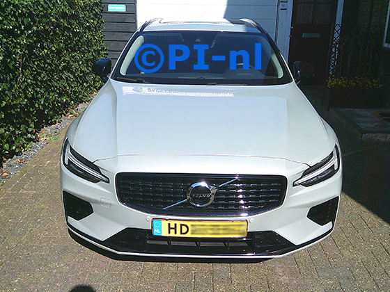 Parkeersensoren (set E 2025) ingebouwd door PI-nl in de voorbumper van een Volvo V60 T6 PHEV uit 2020, model 2021. De pieper werd voorin gemonteerd. Twee sensoren werden (in kleur, op tapse ringen) naast de kentekenplaat gemonteerd, twee sensoren (op tapse ringen) werden op de buitenste Volvo-posities gemonteerd.