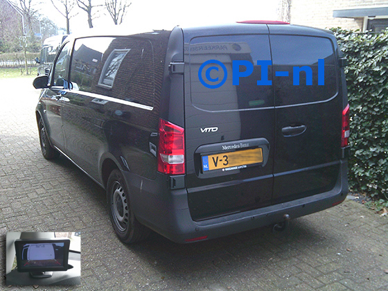 Parkeersensoren (set D 2025) ingebouwd door PI-nl in een Mercedes-Benz Vito met canbus uit 2019. De monitor is van de set met bumpercamera en sensoren.