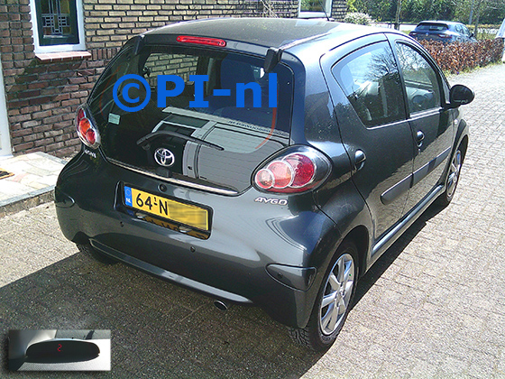 Parkeersensoren (set A 2025) ingebouwd door PI-nl in een Toyota Aygo uit 2010. De display werd linksvoor bij de a-stijl gemonteerd.