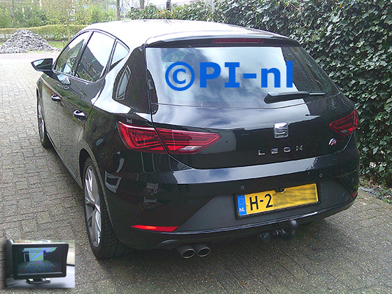 Parkeercamera (set 2025) ingebouwd door PI-nl in een Seat Leon FR (hb) met canbus uit 2020. De monitor is van de set met kentekenplaatcamera.