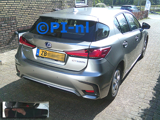 OEM-parkeersensoren (set H 2025) ingebouwd door PI-nl in een Lexus CT200h met canbus uit 2019. De display werd op de binnenspiegel gemonteerd.