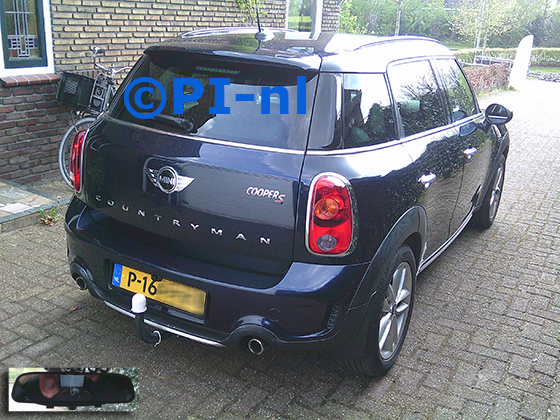 Parkeerset (set 2025) ingebouwd door PI-nl in een Mini Countryman met canbus uit 2015. De spiegeldisplay is van de set met kentekenplaatcamera.