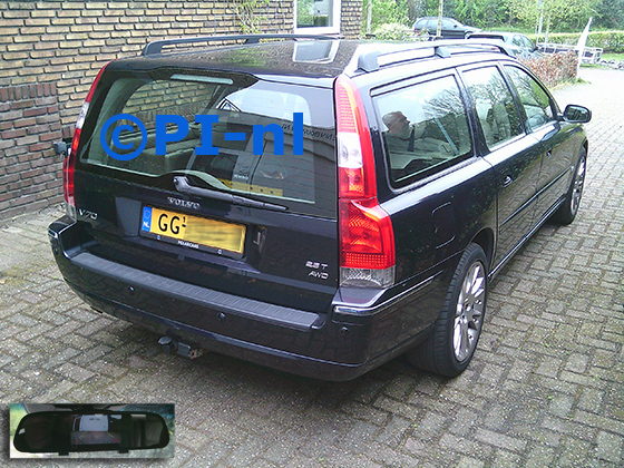 Parkeersensoren (set D 2025) ingebouwd door PI-nl in een Volvo V70 uit 2002. De spiegeldisplay is van de set met bumpercamera en sensoren. De oude, kapotte Volvo-parkeerset werd verwijderd en een nieuwe set van PI-nl werd in de originele ringen gemonteerd.