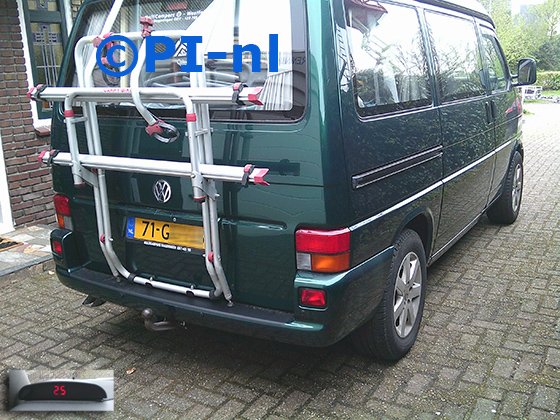 Parkeersensoren (set A 2025) ingebouwd door PI-nl in een Volkswagen Transporter T4 TDI camperbus met canbus uit 2002. De display werd linksvoor bij de a-stijl gemonteerd.