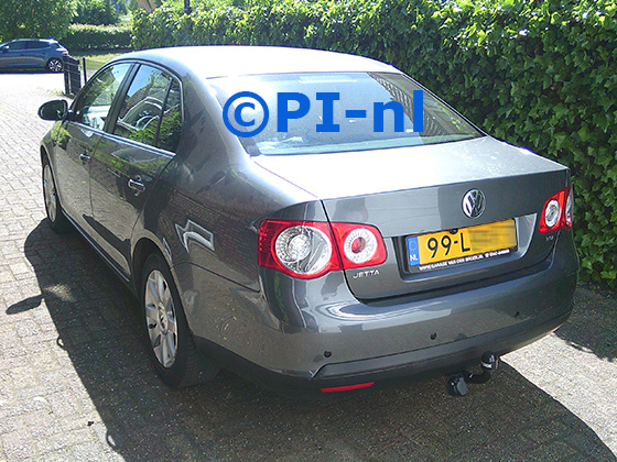 Parkeersensoren (set E 2025) ingebouwd door PI-nl in een Volkswagen Jetta met canbus uit 2010. De pieper werd voorin gemonteerd.