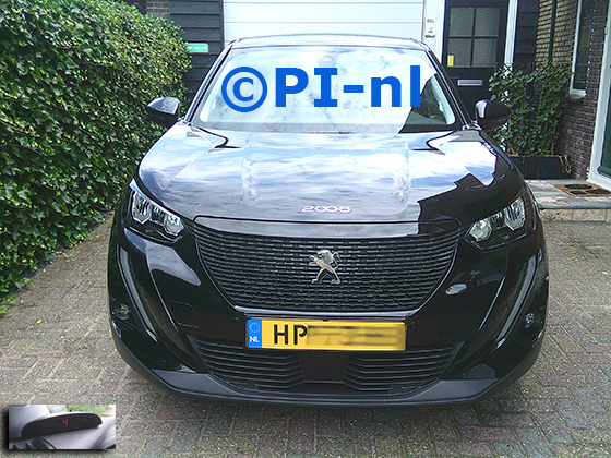Parkeersensoren (set A 2025) ingebouwd door PI-nl in de voorbumper van een Peugeot 2008 uit 2020. De display werd linksvoor bij de a-stijl gemonteerd.