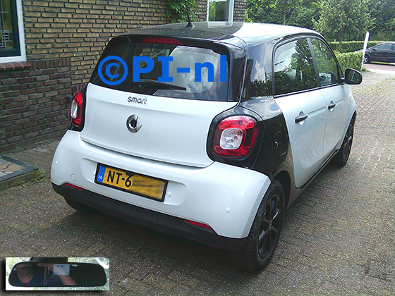 Parkeersensoren (set F 2025) ingebouwd door PI-nl in een Smart ForFour met canbus uit 2017. De spiegeldisplay is van de set met kentekenplaatcamera en standaard witte sensoren.