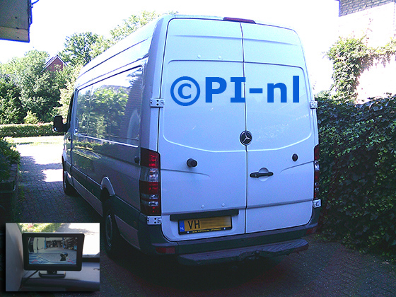Parkeercamera (camera-set 2025) ingebouwd door PI-nl in een Mercedes-Benz Sprinter L3H2 met canbus uit 2016. De monitor is van de set met bumpercamera.