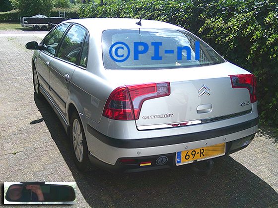 Parkeerset (set 2025) ingebouwd door PI-nl in een Citroen C5 met canbus uit 2005. De spiegeldisplay is van de set met bumpercamera.