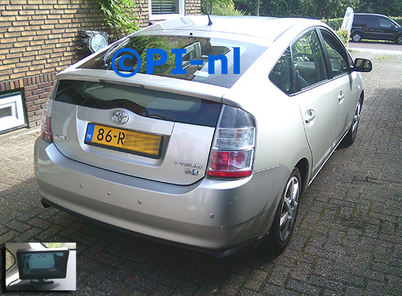 Parkeersensoren (set D 2025) ingebouwd door PI-nl in een Toyota Prius uit 2005. De monitor is van de set met bumpercamera en sensoren.