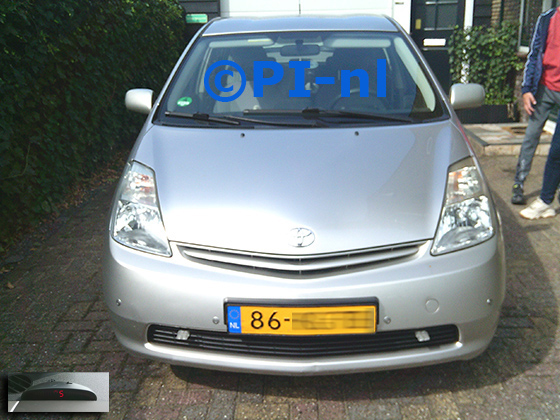Parkeersensoren (set A 2025) ingebouwd door PI-nl in de voorbumper van een Toyota Prius uit 2005. De display werd linksvoor op het dashboard gemonteerd.