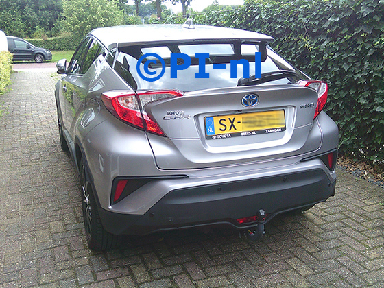 Parkeersensoren (set E 2025) ingebouwd door PI-nl in een Toyota C-HR Hybrid met canbus uit 2018. De pieper werd achterin gemonteerd. De sensoren werden antraciet gespoten.
