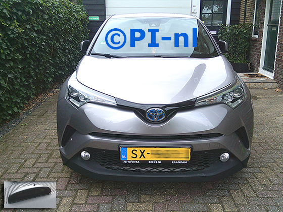 Parkeersensoren (set A 2025) ingebouwd door PI-nl in de voorbumper van een Toyota C-HR Hybrid uit 2018. De display werd linksvoor op het dashboard gemonteerd.
