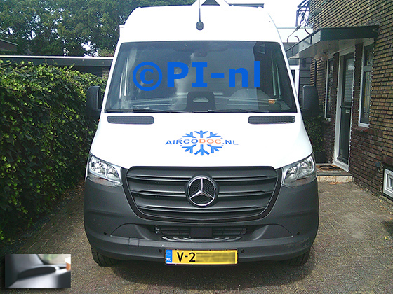 Parkeersensoren (set A 2025) ingebouwd door PI-nl in de voorbumper van een Mercedes-Benz Sprinter uit 2024. De display werd linksvoor bij de a-stijl gemonteerd.