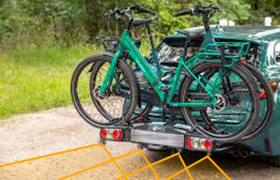 Parkeersensoren (set A 2021) ingebouwd door PI-nl in een Sprite Alpine Sport 420 CT caravan uit 2018, gekoppeld aan een Hyundai Kona Hybrid uit 2020. De display werd in de auto linksvoor bij de a-stijl gemonteerd en is met een stekker met de caravan verbonden bij de dissel. De standaard witte sensoren werden in ophangbeugeltjes geplaatst.