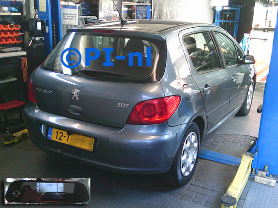 Parkeersensoren (set F 2025) ingebouwd door PI-nl in een Peugeot 307 (hb) met canbus uit 2007. De spiegeldisplay is van de set met kentekenplaatcamera en sensoren.