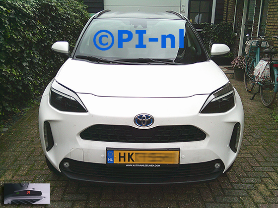 Parkeersensoren (set A 2025) ingebouwd door PI-nl in de voorbumper van een Toyota Yaris Cross Hybrid uit 2022. De display werd linksvoor bij de a-stijl gemonteerd. Er werden standaard witte sensoren gemonteerd.