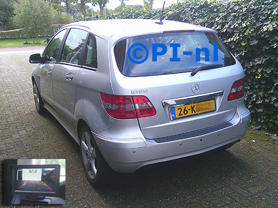 Parkeersensoren (set D 2025) ingebouwd door PI-nl in een Mercedes-Benz B160 met canbus uit 2009. De monitor is van de set met bumpercamera en standaard zilveren sensoren.