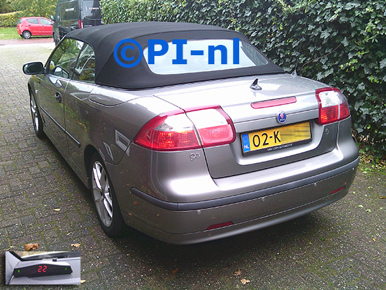 Parkeersensoren (set A 2025) ingebouwd door PI-nl in een Saab 9-3 Cabrio uit 2006. De display werd linksvoor bij de a-stijl gemonteerd. Er werden standaard zilveren sensoren gemonteerd.