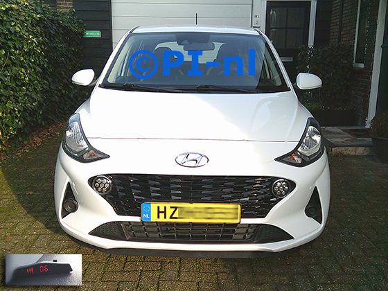 Parkeersensoren (set A 2025) ingebouwd door PI-nl in de voorbumper van een Hyundai i10 uit 2021. De display werd linksvoor bij de a-stijl gemonteerd. Er werden twee (gespoten) witte en twee zwarte sensoren gemonteerd.