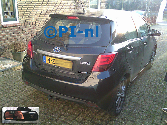 Parkeersensoren (set A 2026) ingebouwd door PI-nl in een Toyota Yaris Hybrid met canbus uit 2015. De display werd op de binnenspiegel gemonteerd.