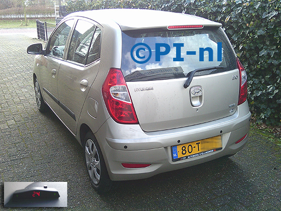 Parkeersensoren (set A 2025) ingebouwd door PI-nl in een Hyundai i10 uit 2012. De display werd linksvoor bij de a-stijl gemonteerd.