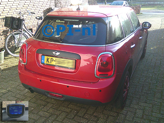 Parkeersensoren (set B 2025) ingebouwd door PI-nl in een Mini One uit 2016 met canbus. De display werd linksvoor op het dashboard gemonteerd.