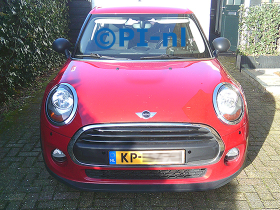 Parkeersensoren (set E 2025) ingebouwd door PI-nl in de voorbumper van een Mini One uit 2016. De pieper werd voorin verstopt.