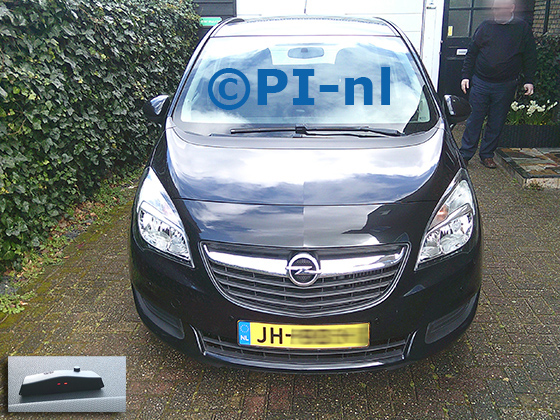 Parkeersensoren (set A 2026) ingebouwd door PI-nl in de voorbumper van een Opel Meriva uit 2016. De display werd op het dashboard gemonteerd