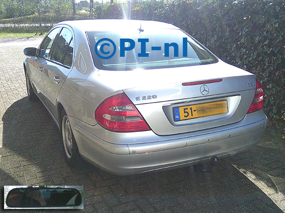 Parkeersensoren (set D 2026) ingebouwd door PI-nl in een Mercedes-Benz E220 CDI met canbus uit 2004. De spiegeldisplay is van de set met bumpercamera en zilveren sensoren.