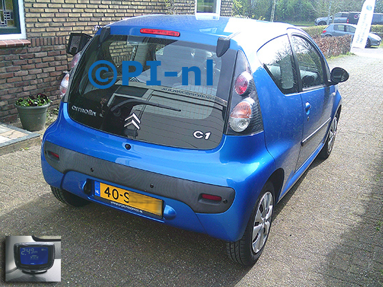 Parkeersensoren (set B 2026) ingebouwd door PI-nl in een Citroen C1 uit 2011. De display werd linksvoor bij de a-stijl gemonteerd.