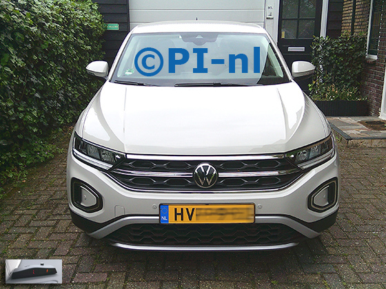 Parkeersensoren (set A 2026) ingebouwd door PI-nl in de voorbumper van een Volkswagen T-Roc uit 2023. De display werd linksvoor bij de a-stijl gemonteerd.