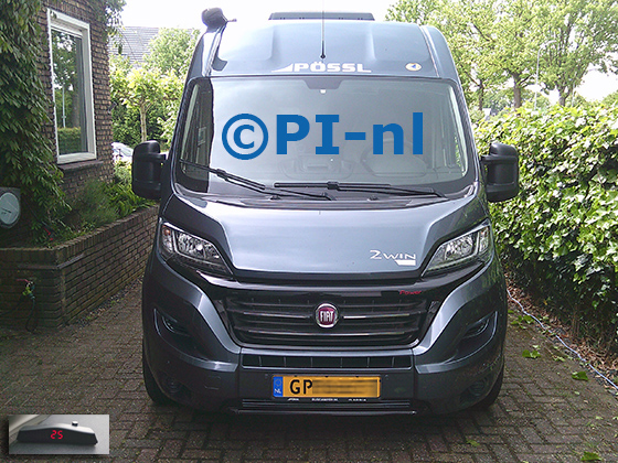 Parkeersensoren (set A 2026) ingebouwd door PI-nl in de voorbumper van een Fiat Ducato P&ouml;ssl 599 camperbus uit 2021. De display werd linksvoor bij de a-stijl gemonteerd.