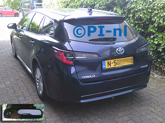 Parkeersensoren (set A 2026) ingebouwd door PI-nl in een Toyota Corolla TouringSports Hybrid met canbus uit 2021. De display werd op de binnenspiegel gemonteerd.