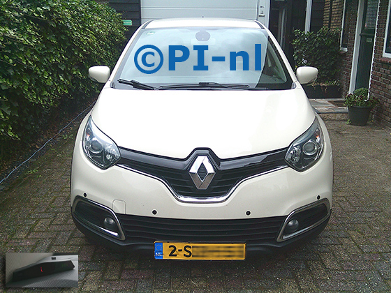 Parkeersensoren (set A 2026) ingebouwd door PI-nl in de voorbumper van een Renault Captur uit 2014. De display werd linksvoor bij de a-stijl gemonteerd