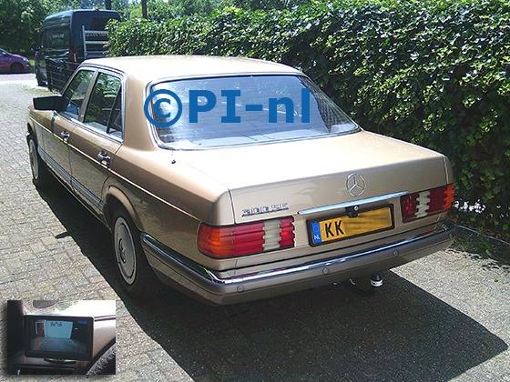 Parkeersensoren (set F 2026) ingebouwd door PI-nl in een Mercedes-Benz 300SE sedan uit 1986. De monitor is van de set met kentekenplaatcamera en sensoren.