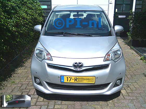 Parkeersensoren (set A 2026) ingebouwd door PI-nl in de voorbumper van een Toyota Verso S uit 2011. De display werd linksvoor bij de a-stijl gemonteerd. Er werden standaard zilveren sensoren gemonteerd.