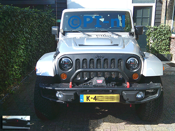 Parkeersensoren (set A 2026) ingebouwd door PI-nl in de voorbumper van een Jeep Wrangler Sahara uit 2012. De display werd bij de voorruit gemonteerd. Twee sensoren werden in de bumper gemonteerd, twee sensoren werden 'in de bumper(openingen)' gemonteerd m.b.v. beugeltjes.