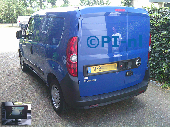 Parkeersensoren (set D 2026) ingebouwd door PI-nl in een Opel Combo uit 2018. De monitor is van de set met bumpercamera en sensoren.