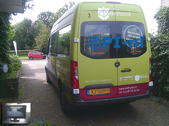 Parkeersensoren (set D 2026) ingebouwd door PI-nl in een Mercedes-Benz Sprinter rolstoelbus met canbus uit 2021. De monitor is van de set met bumpercamera en sensoren.