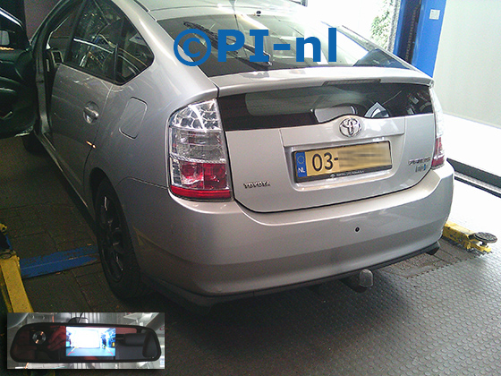 Parkeercamera (camera-set 2026) ingebouwd door PI-nl in een Toyota Prius uit 2006. De spiegeldisplay is van de set met bumpercamera.