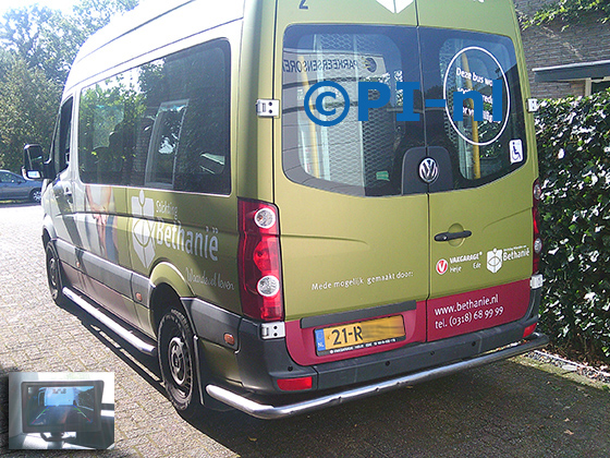 Parkeersensoren (set D 2026) ingebouwd door PI-nl in een Volkswagen Crafter (7-persoons rolstoelbus) met canbus uit 2021. De monitor is van de set met bumpercamera en sensoren.